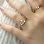 Load image into Gallery viewer, 2.5 CT Round Cut Moissanite Diamond Ring With Unique Curves Band