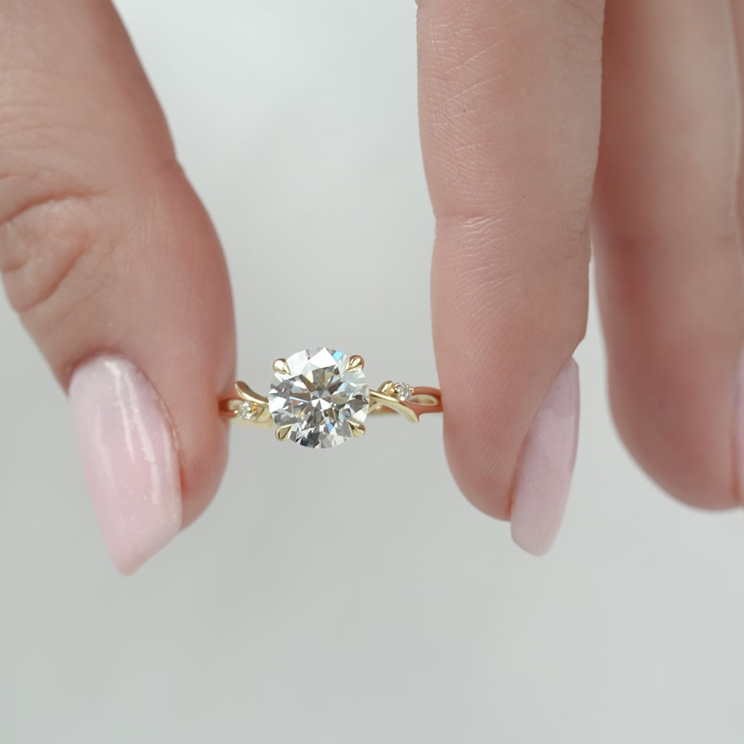 Round Cut Moissanite Engagement Ring
